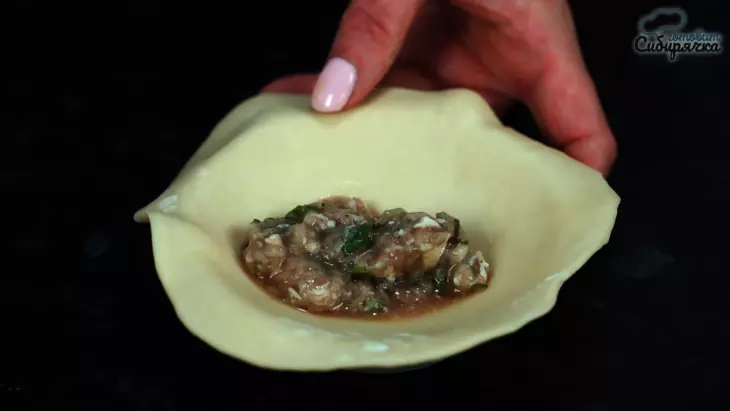 Классические грузинские хинкали с мясным фаршем и специями: шаг 7