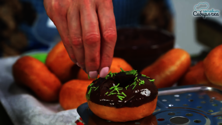 Пончики из дрожжевого теста с темной шоколадной глазурью: шаг 8