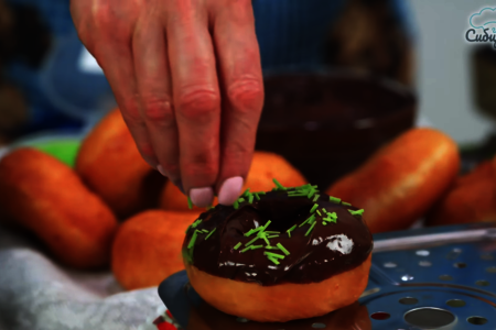 Пончики из дрожжевого теста с темной шоколадной глазурью: шаг 8