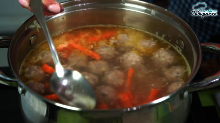 Суп с фрикадельками из мясного фарша и клецками: шаг 7