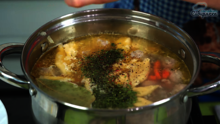 Суп с фрикадельками из мясного фарша и клецками: шаг 8