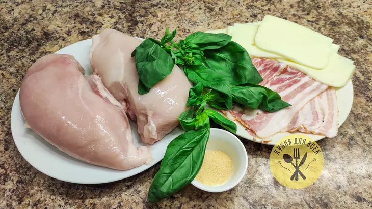 Рулетики из курицы с сыром, беконом и базиликом: шаг 1