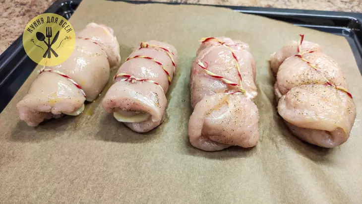 Рулетики из курицы с сыром, беконом и базиликом: шаг 3
