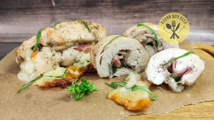 Рулетики из курицы с сыром, беконом и базиликом: шаг 5