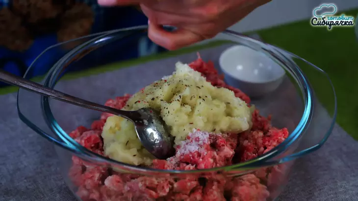Котлеты из смешанного мясного фарша в духовке, по-домашнему: шаг 1