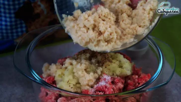 Котлеты из смешанного мясного фарша в духовке, по-домашнему: шаг 2