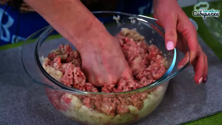 Котлеты из смешанного мясного фарша в духовке, по-домашнему: шаг 3