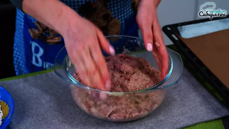 Котлеты из смешанного мясного фарша в духовке, по-домашнему: шаг 4