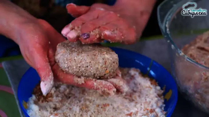 Котлеты из смешанного мясного фарша в духовке, по-домашнему: шаг 5