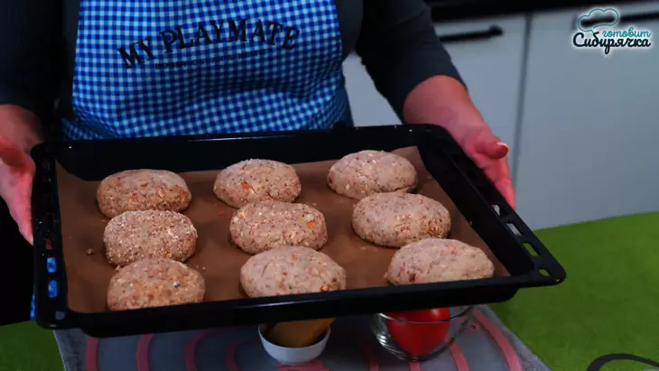 Котлеты из смешанного мясного фарша в духовке, по-домашнему: шаг 6