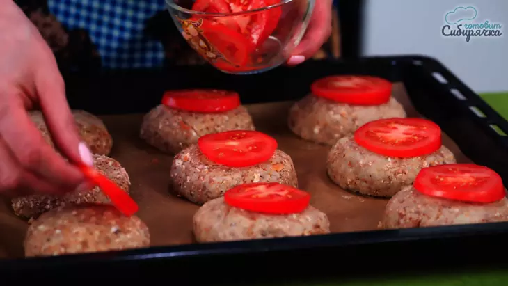 Котлеты из смешанного мясного фарша в духовке, по-домашнему: шаг 7