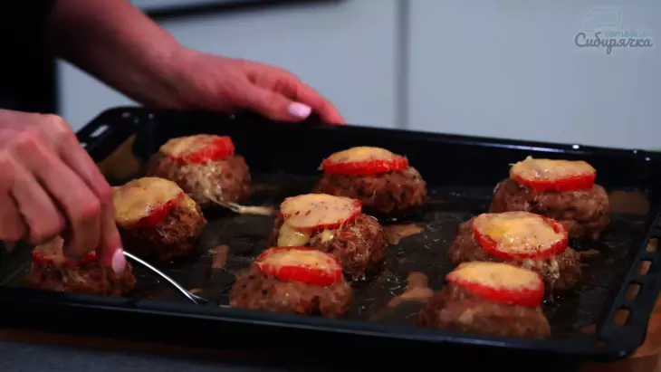 Котлеты из смешанного мясного фарша в духовке, по-домашнему: шаг 8