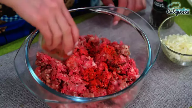 Люля-кебаб из смешанного мясного фарша со специями, на сковороде: шаг 1