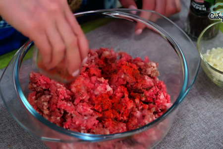 Люля-кебаб из смешанного мясного фарша со специями, на сковороде: шаг 1
