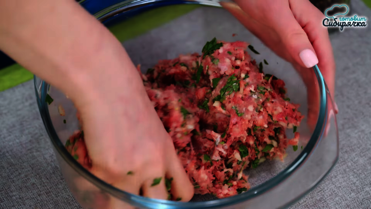 Люля-кебаб из смешанного мясного фарша со специями, на сковороде: шаг 3