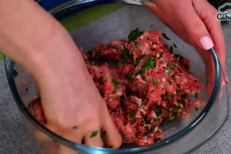Люля-кебаб из смешанного мясного фарша со специями, на сковороде: шаг 3