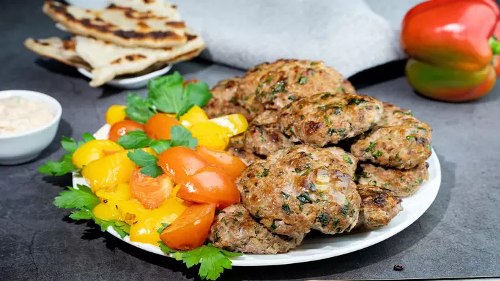 Люля-кебаб из смешанного мясного фарша со специями, на сковороде: шаг 9