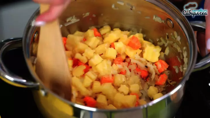 Быстрый грибной суп с овощами и зеленью: шаг 3