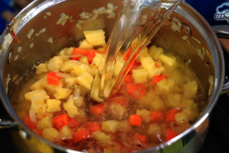 Быстрый грибной суп с овощами и зеленью: шаг 4