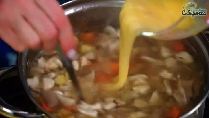 Быстрый грибной суп с овощами и зеленью: шаг 6