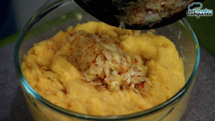 Картофельные котлеты с начинкой из сыра с ветчиной: шаг 3
