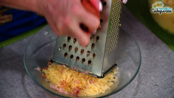 Картофельные котлеты с начинкой из сыра с ветчиной: шаг 4