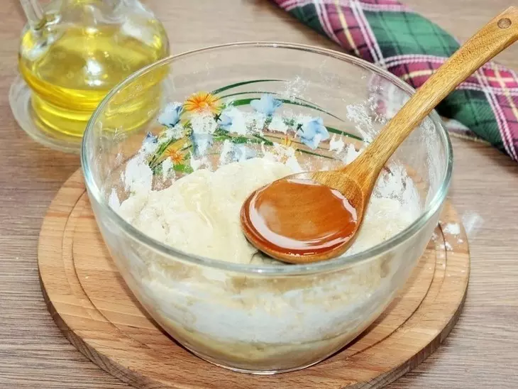 Рулетики с начинкой на овощной подушке: шаг 3