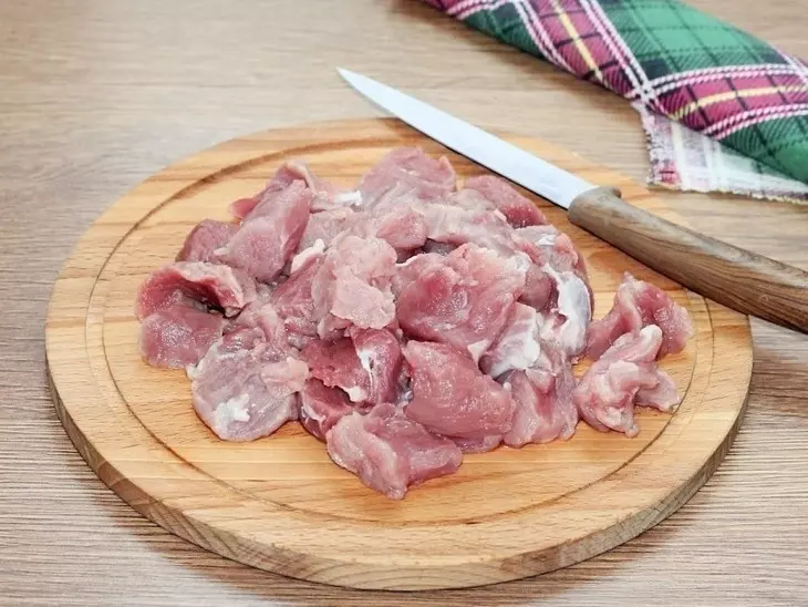 Рулетики с начинкой на овощной подушке: шаг 6