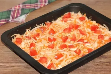 Рулетики с начинкой на овощной подушке: шаг 15