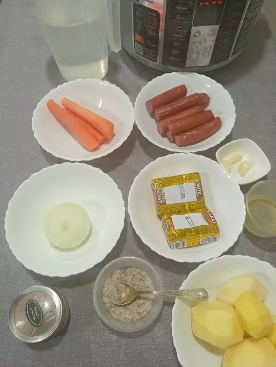 Сырный суп с колбасками: шаг 1