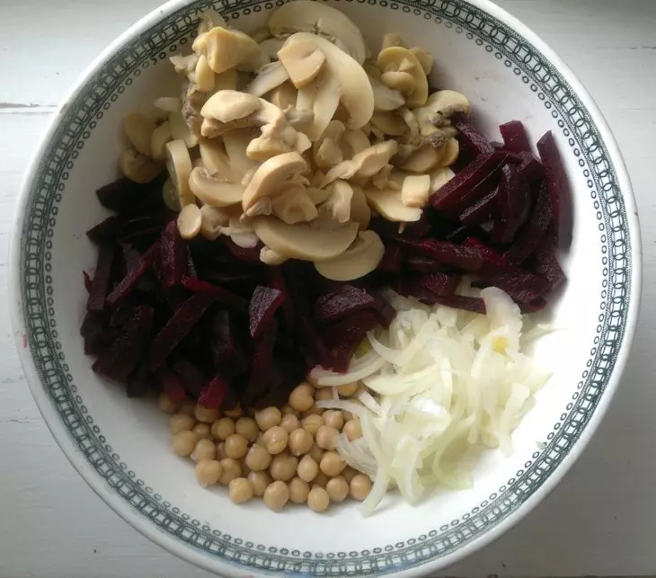 Салат со свеклой, нутом и солеными шампиньонами #постныйстол: шаг 6