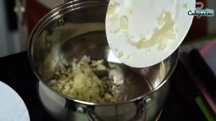 Рыбный суп из консервированной сайры и овощами с рисом: шаг 1