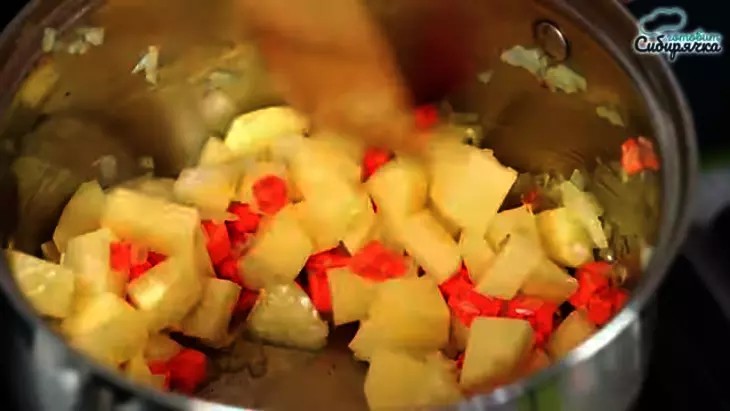 Рыбный суп из консервированной сайры и овощами с рисом: шаг 3