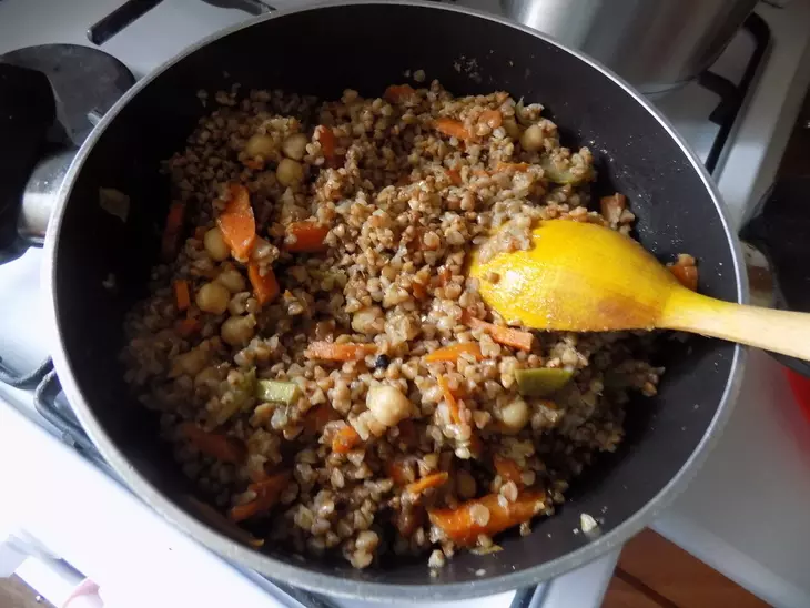 Гречневая каша с овощами и нутом #постныйстол: шаг 9