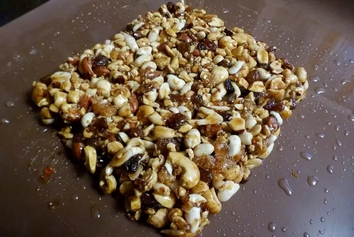 Медовый грильяж с изюмом #постныйстол: шаг 6