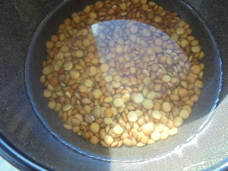 Салат с чечевицей, грецкими орехами и изюмом #постныйстол: шаг 1