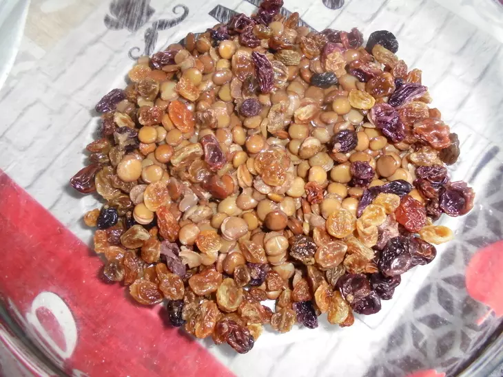 Салат с чечевицей, грецкими орехами и изюмом #постныйстол: шаг 3
