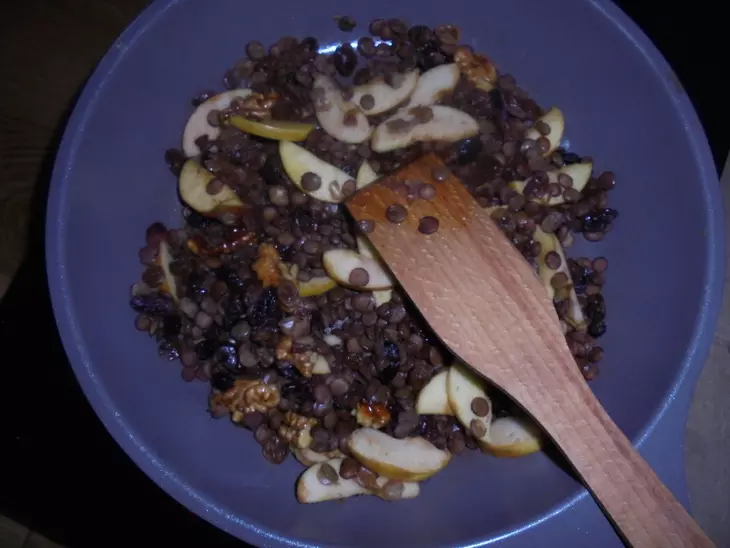 Салат с чечевицей, грецкими орехами и изюмом #постныйстол: шаг 5
