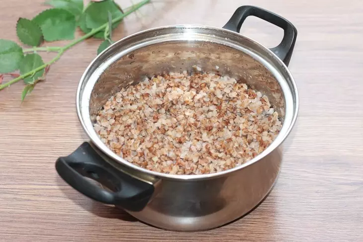 Гречневый салат с овощами и соусом: шаг 1