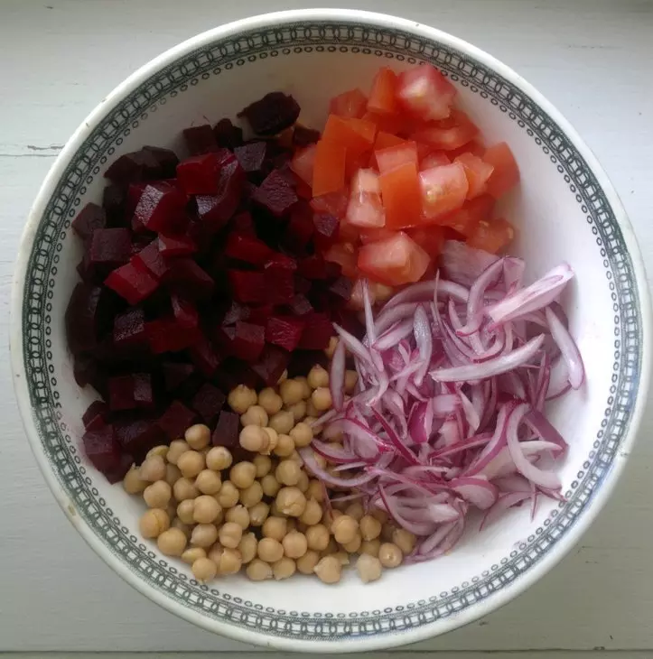 Салат из свёклы с помидорами, нутом и фиолетовым луком #постныйстол: шаг 6