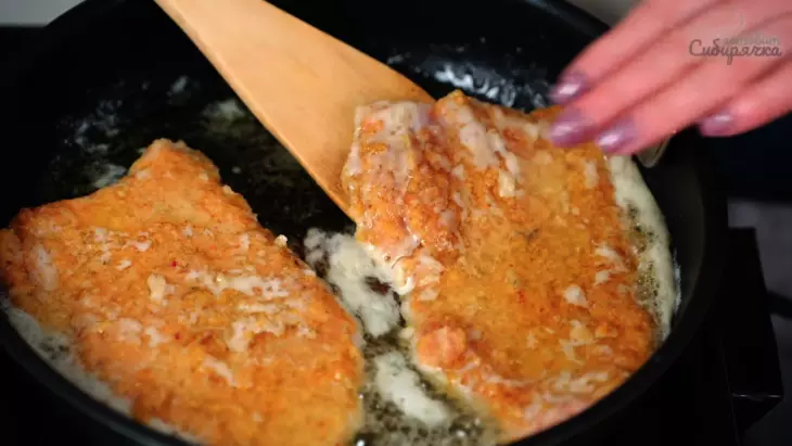 Шницель из свиной корейки в панировке на сковороде: шаг 8