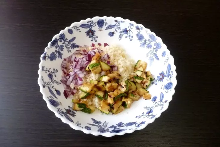 Табуле из кускуса с цуккини - гриль и кедровыми орехами #постныйстол: шаг 4