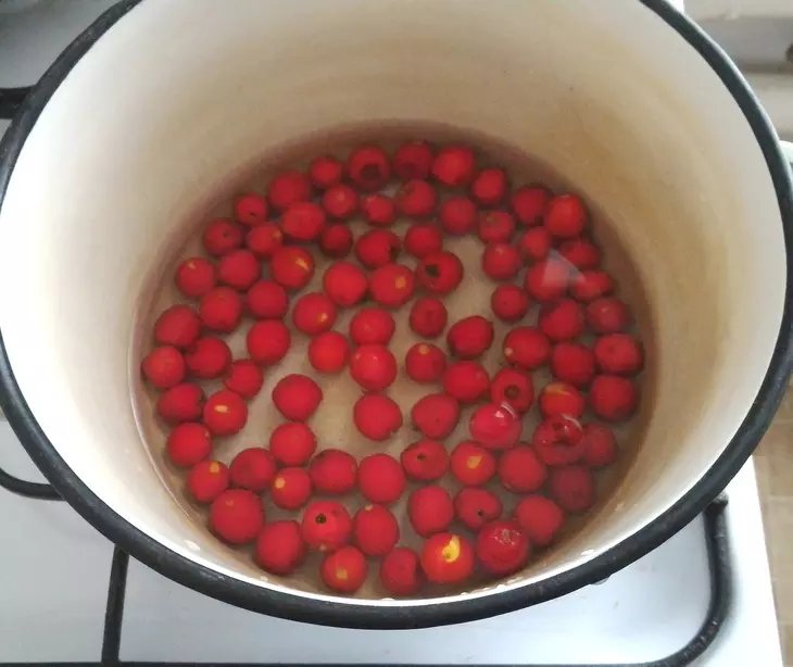 Компот с боярышником и яблоками#постныйстол: шаг 1