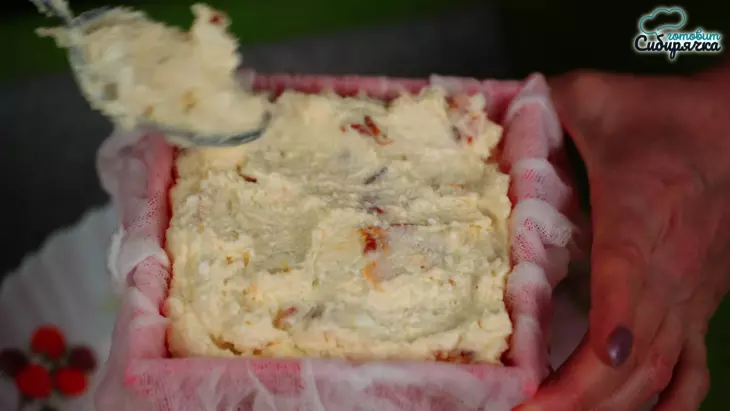 Творожная пасха со сгущенным молоком и курагой с цукатами: шаг 8