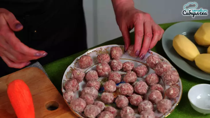 Быстрый суп с овощами и мясными фрикадельками с клецками: шаг 4