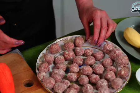 Быстрый суп с овощами и мясными фрикадельками с клецками: шаг 4