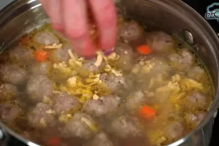 Быстрый суп с овощами и мясными фрикадельками с клецками: шаг 6