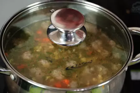 Быстрый суп с овощами и мясными фрикадельками с клецками: шаг 8