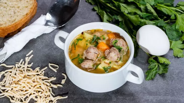 Быстрый суп с овощами и мясными фрикадельками с клецками: шаг 9