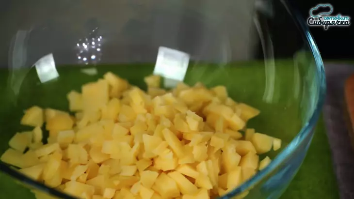 Окрошка с овощами и колбасой на домашнем квасе: шаг 1